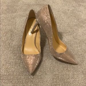 Daya by Zendaya Gold pumps- size 8